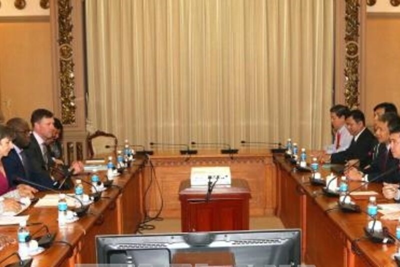 越南胡志明市领导会见世行副行长劳拉·塔克