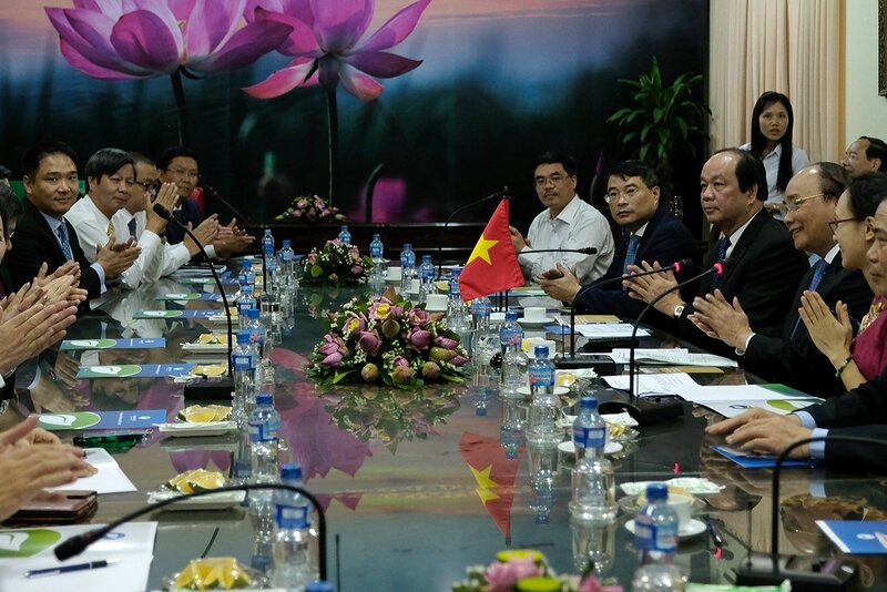 越南政府总理阮春福会见出席同塔省投资促进会议的企业和投资商