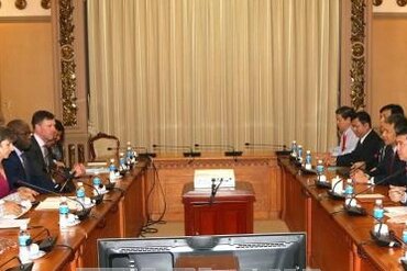 越南胡志明市领导会见世行副行长劳拉·塔克