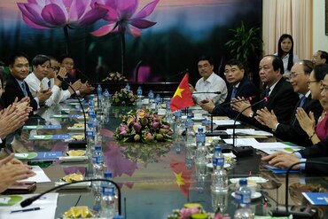 越南政府总理阮春福会见出席同塔省投资促进会议的企业和投资商