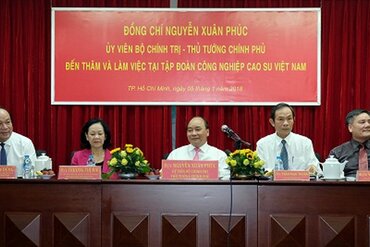 越南政府总理阮春福视察越南橡胶工业集团