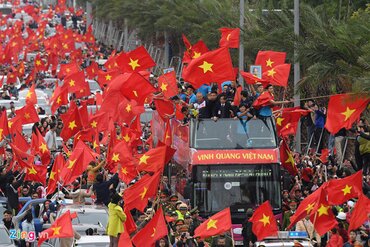 越南万人街上迎接越南U23足球队回国（组图