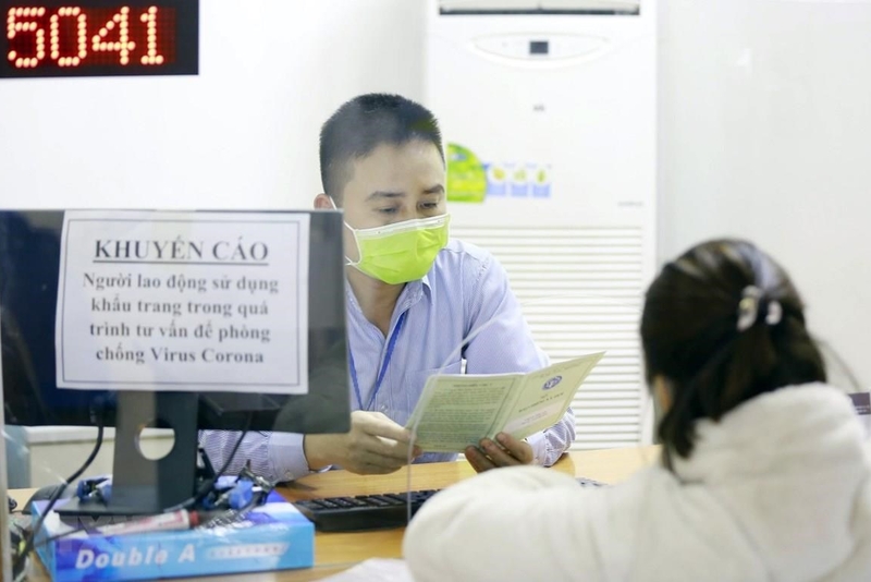 越南全国834万名受疫情影响劳动者获得失业保险基金的资金支持