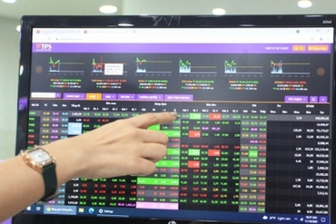 上周涨跌幅居前的股票：房地产股占上涨股票总数的近一半