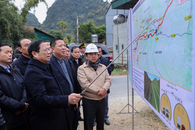 Thủ tướng khảo sát thực địa, nghe báo cáo về tiến độ triển khai, các khó khăn, vướng mắc cần giải quyết liên quan tới tuyến cao tốc Đồng Đăng-Trà Lĩnh nối Cao Bằng với Lạng Sơn